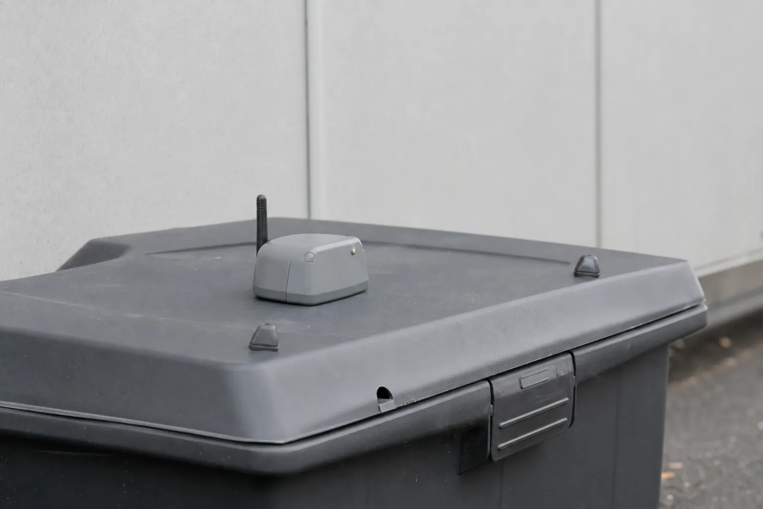 Capteur électronique fixé sur le couvercle d'un poste d'appâtage fermé, antenne courte et diode de veille